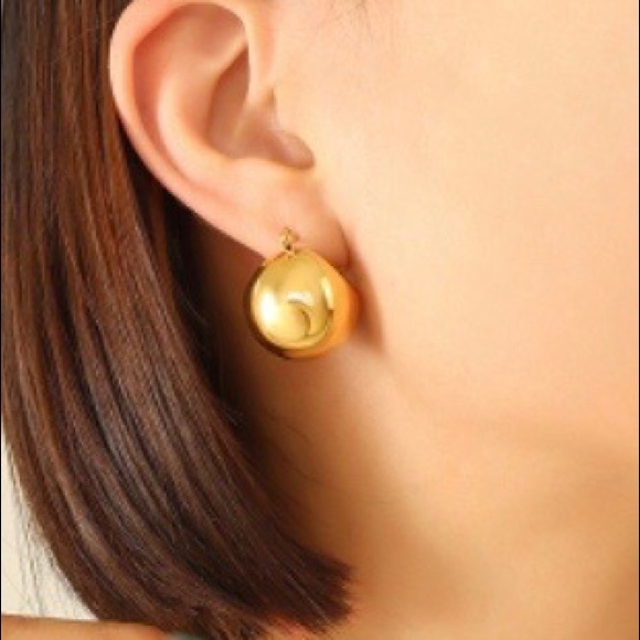 New!! Minimalist Golden Earrings. - Picture 4 of 7